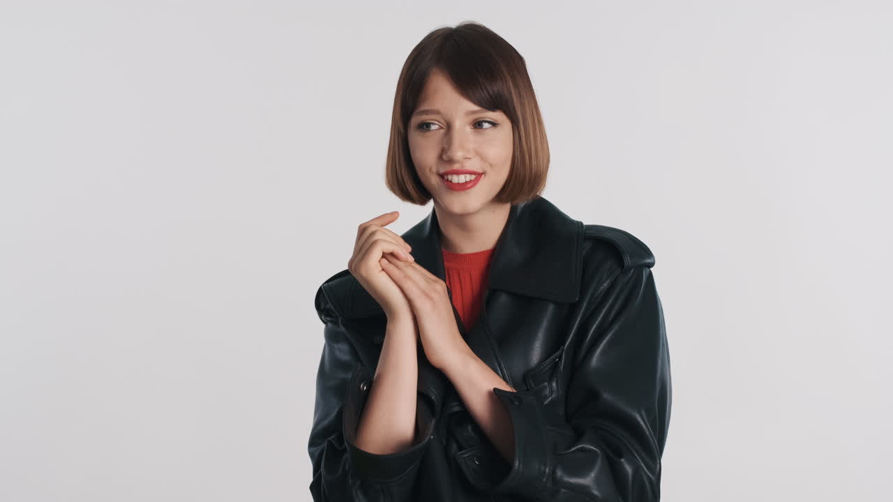 흥분 된 여자 가 스튜디오 에서 포즈 를 취 하고 있다