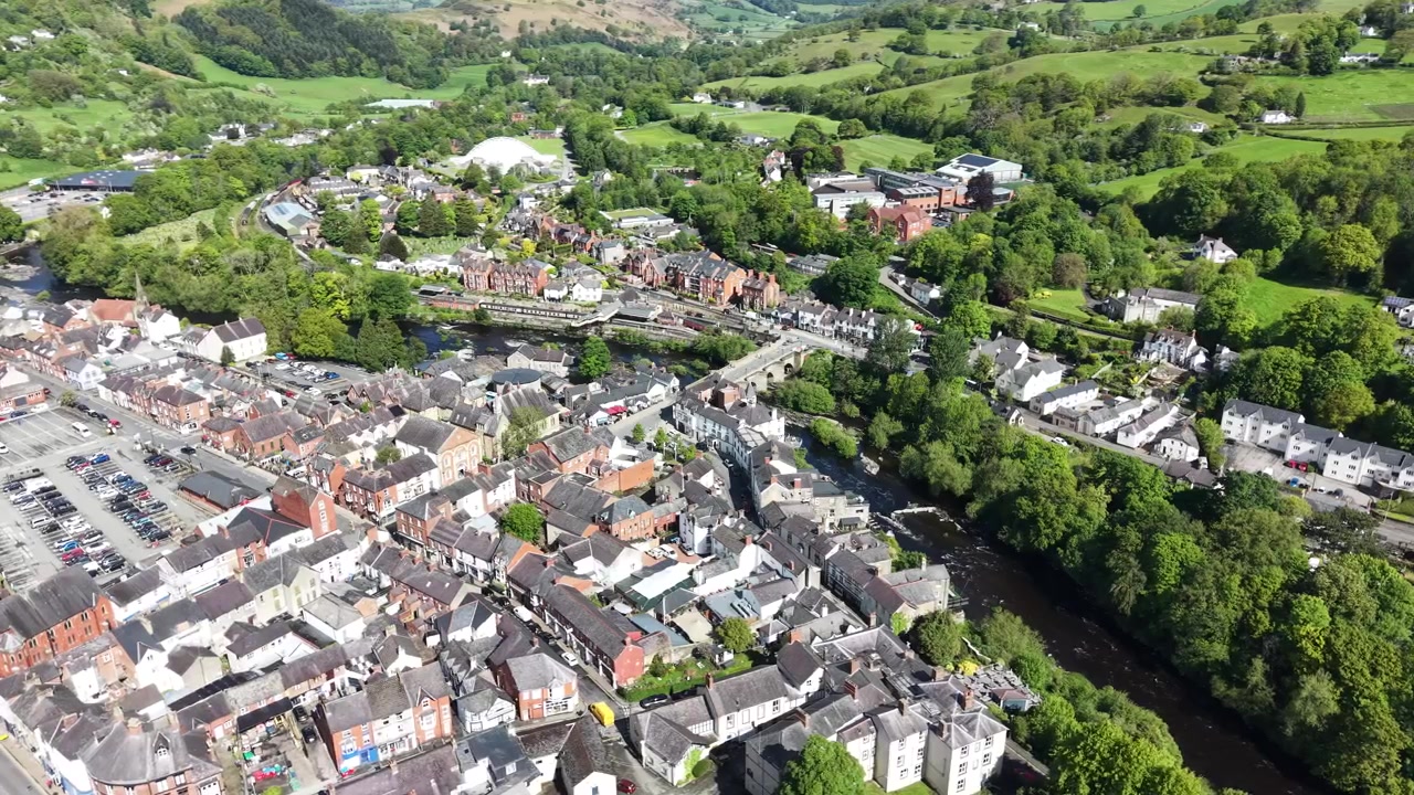 Llangollen, Galles del Nord, panoramica aerea di una pittoresca città fluviale.