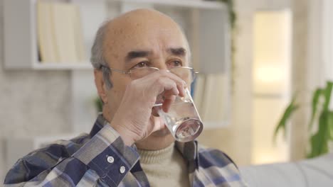 un anciano sano bebiendo agua.