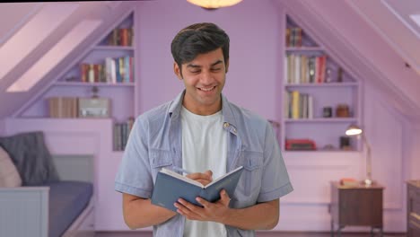 chico indio feliz escribiendo algo