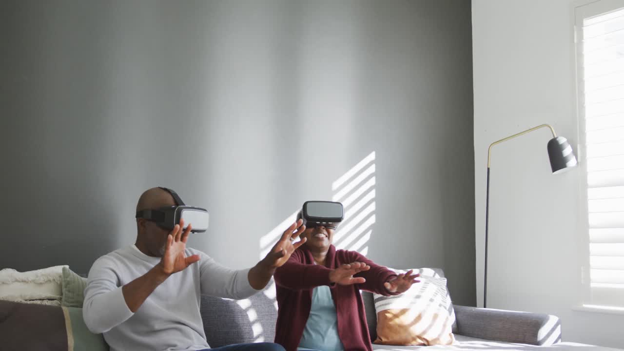 feliz pareja de ancianos afroamericanos que usan auriculares vr y se divierten