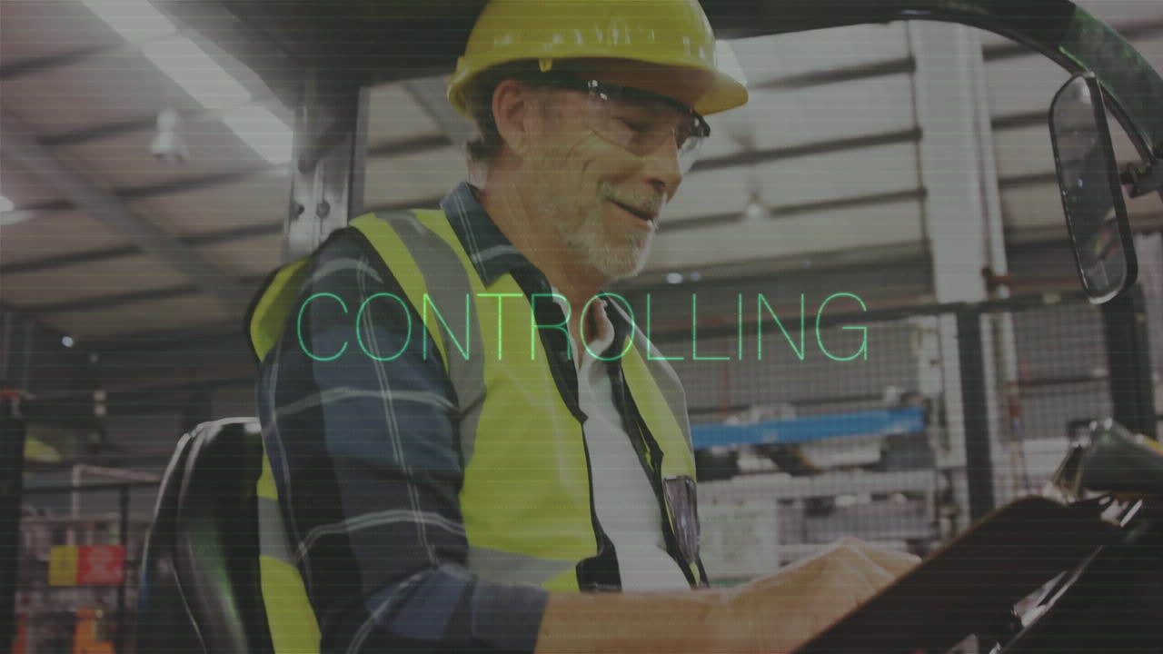 controlando la animación de texto sobre el trabajador industrial que opera maquinaria en la fábrica