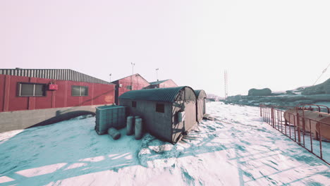 Estación-Antártida-Bajo-El-Sol-De-Verano