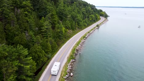 following traffic patterns on peninsula drive in traverse city, michigan