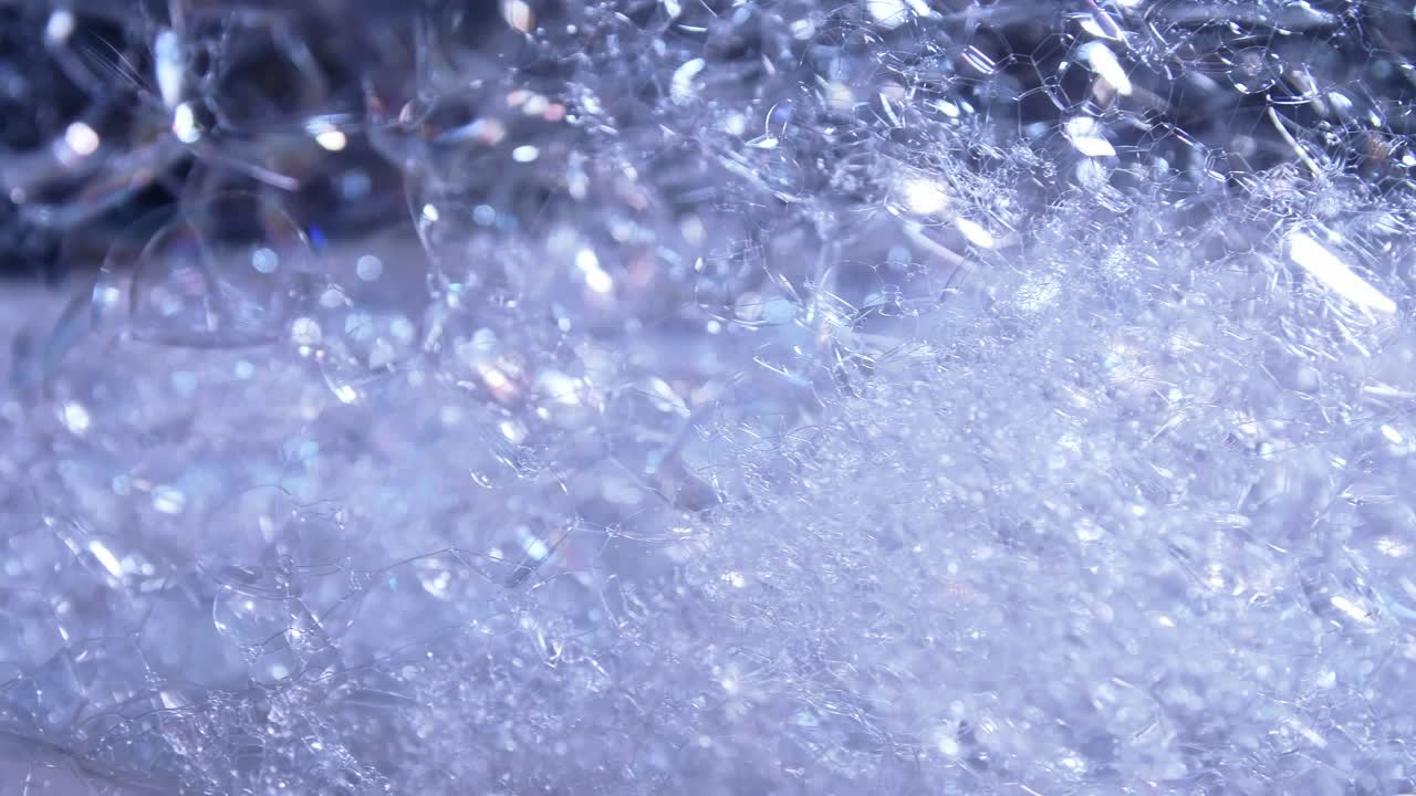 배경 및 디자인을 위해 회전하는 파란색 거품 매크로