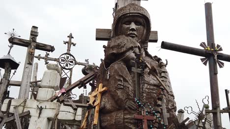 la famosa colina lituana de las cruces