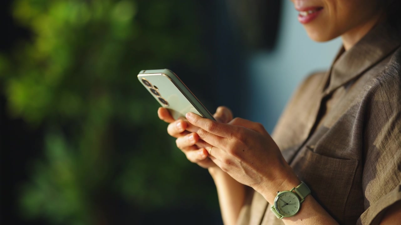 Modern İç Mekanda Akıllı Telefon Kullanan Kadın