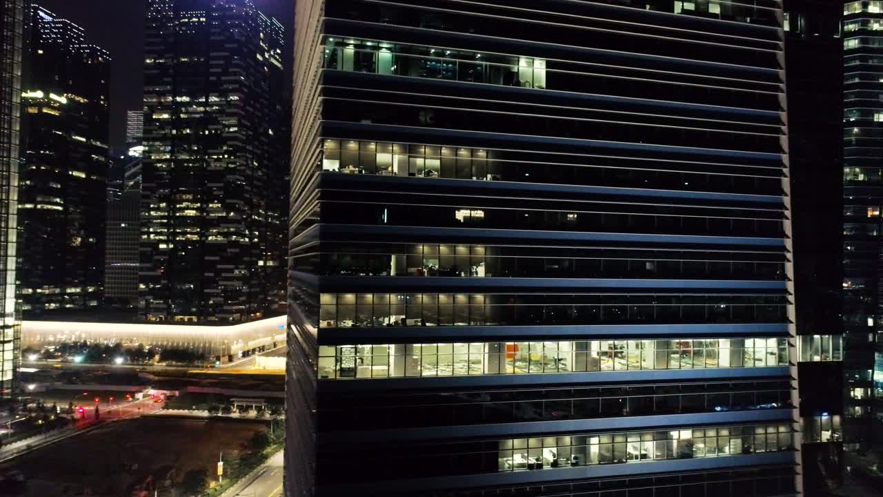 horizonte nocturno de la ciudad con edificios de oficinas iluminados