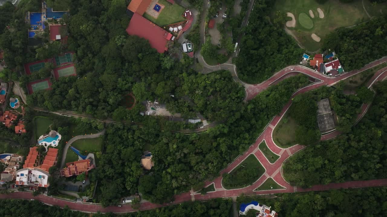 drone: vista desde arriba de un hotel en la playa de ixtapa después de la puesta del sol