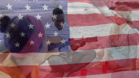 animación de la bandera de los ee.uu. sobre felices amigos diversos tocando la guitarra en la playa en verano