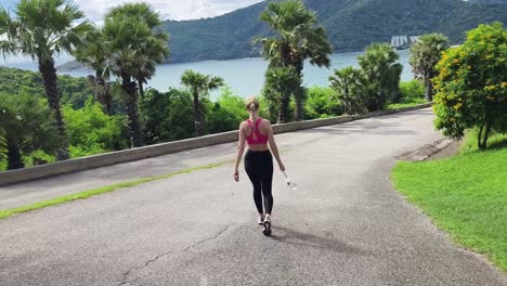 mujer haciendo senderismo en tailandia