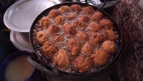 Un-Fabricante-De-Comida-Callejera-Está-Haciendo-Televaza-O-Comida-Callejera-En-La-Carretera