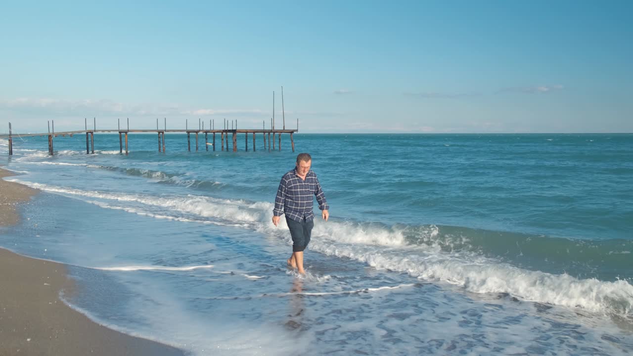 hombre caminando en la playa