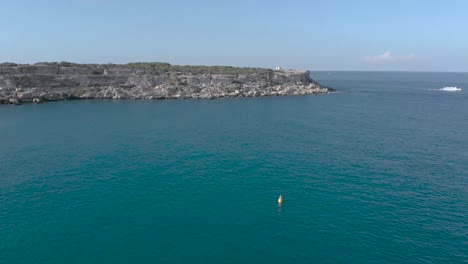 disparo subiendo sobre el mar con vistas a la tierra