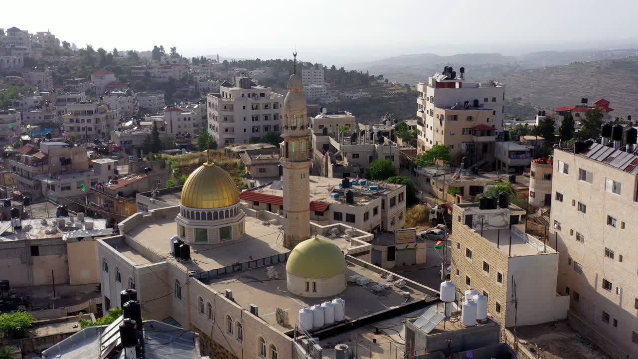 vista aérea de la mezquita de la cúpula dorada en la ciudad palestina de biddu, cerca de jerusalén