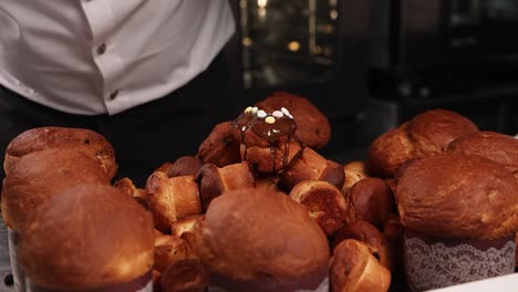 chef decorando el pan de pascua (kulich) con chocolate