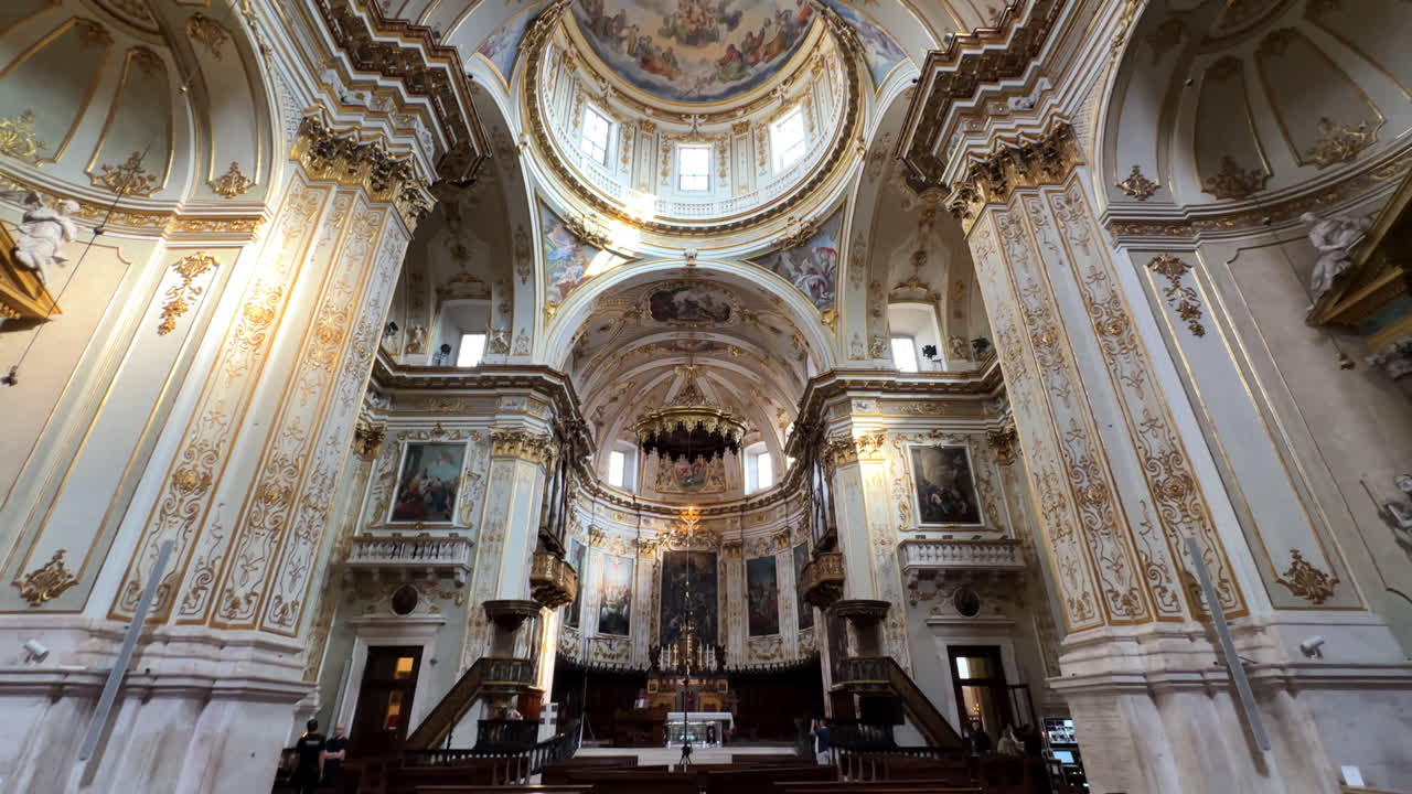 이탈리아의 로마 카톨릭 예배 장소인 베르가모 대성당 내부