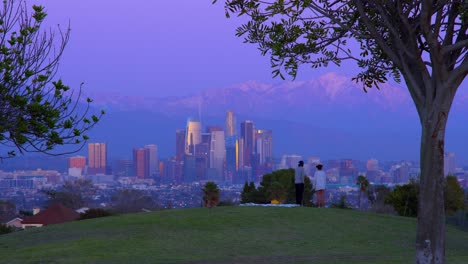 una hermosa escena al atardecer con el centro de los ángeles en la distancia