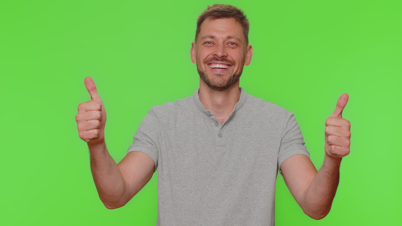 남자가 엄지 손가락을 들고 동의하거나 긍정적인 답변을 합니다. 광고를 추천합니다. 좋습니다. 승인합니다.