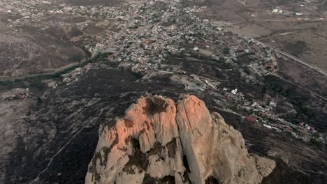 Pico-Bernal---Peña-De-Bernal-Monolito-Desde-Arriba-Cerca-De-San-Sebastián-Bernal-En-Querétaro,-México