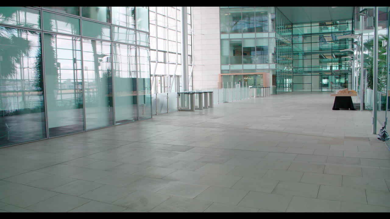 joven trabajadora de un centro de llamadas con auriculares, vista lateral