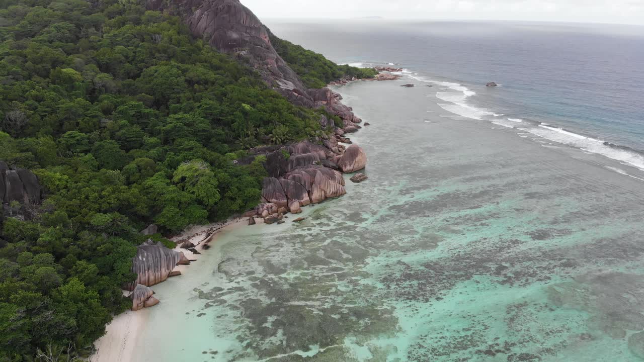 Veduta aerea di Anse Source d’Argent, La Digue, Seychelles, ripresa all'alba con la spiaggia deserta.