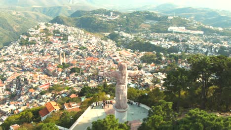 Cristo-Monumental-En-Atachi-Hills,-Taxco,-Mexico,-Vista-Aerea