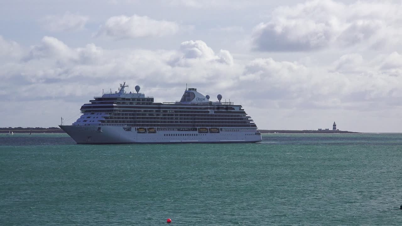 배경 에 허크 헤드 등대 와 함께 정박 한 크루즈 라인