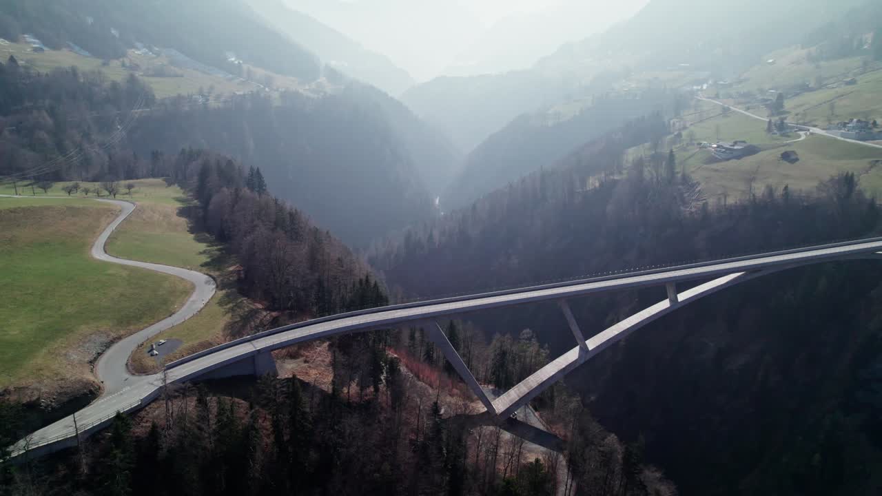 vista aérea del puente tamina que conecta la carretera entre las ciudades de pfäfers y valens en la región de st