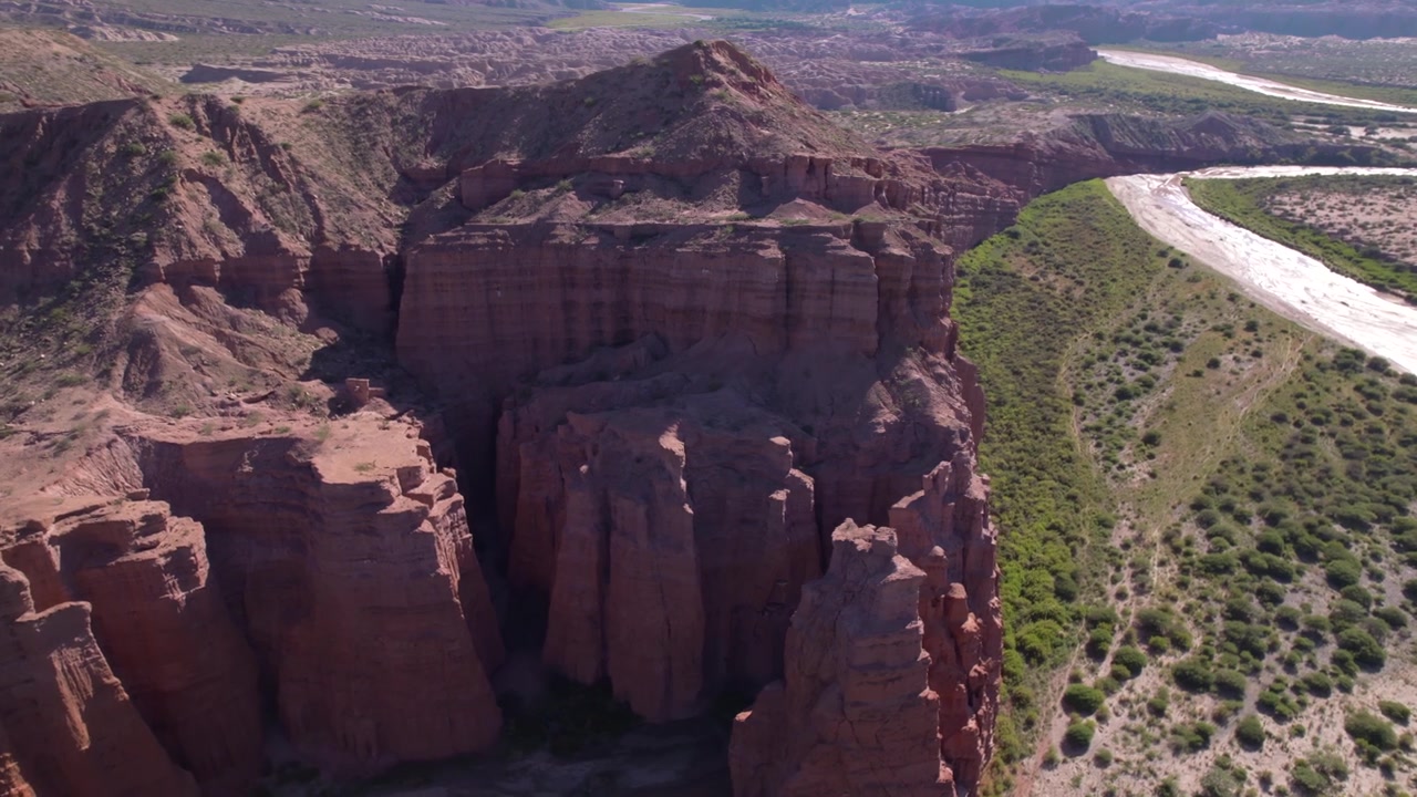 Vista aerea 4K con drone di Los Castillos a Cafayate, Salta, Argentina. Impressionanti formazioni rocciose rosse modellate dall'erosione, che creano un paesaggio naturale unico nelle Ande