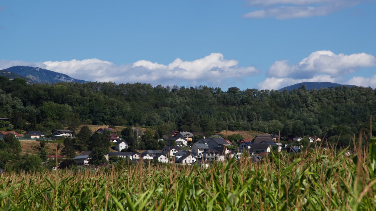 산 속에 자리잡은 그림 같은 마을