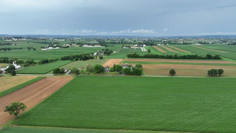 Una-Vista-Aérea-De-Las-Exuberantes-Y-Verdes-Tierras-De-Cultivo-Del-Condado-De-Lancaster,-Pennsylvania,-Después-De-Una-Tormenta-De-Verano