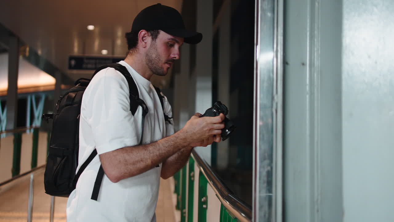 Homem tirando fotos durante uma viagem