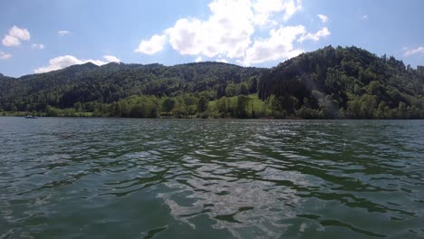 lago schliersee en baviera munich este hermoso lago fue grabado usando dji osmo action en 4k verano 2020 vistas sobre el agua en un bote