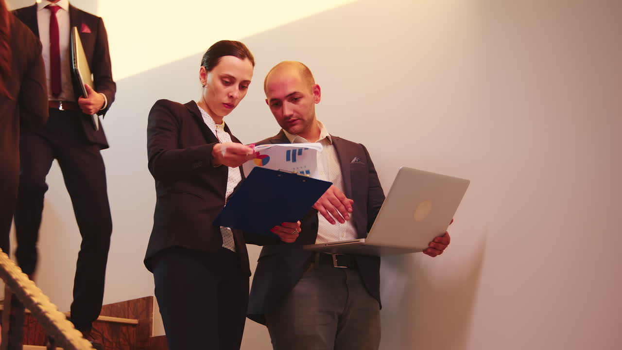 mujer hablando con el gerente ejecutivo mirando la computadora portátil