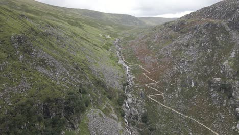 Luftaufnahme-Des-Wanderwegs-In-Den-Wicklow-Mountains-In-Der-Nähe-Des-Glendalough-Upper-Lake-In-Der-Grafschaft-Wicklow,-Irland-–-Schwenk-Drohnenaufnahme