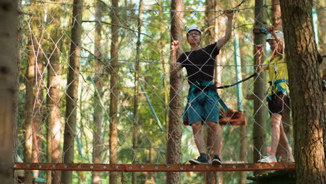 gente en el campamento de aventuras