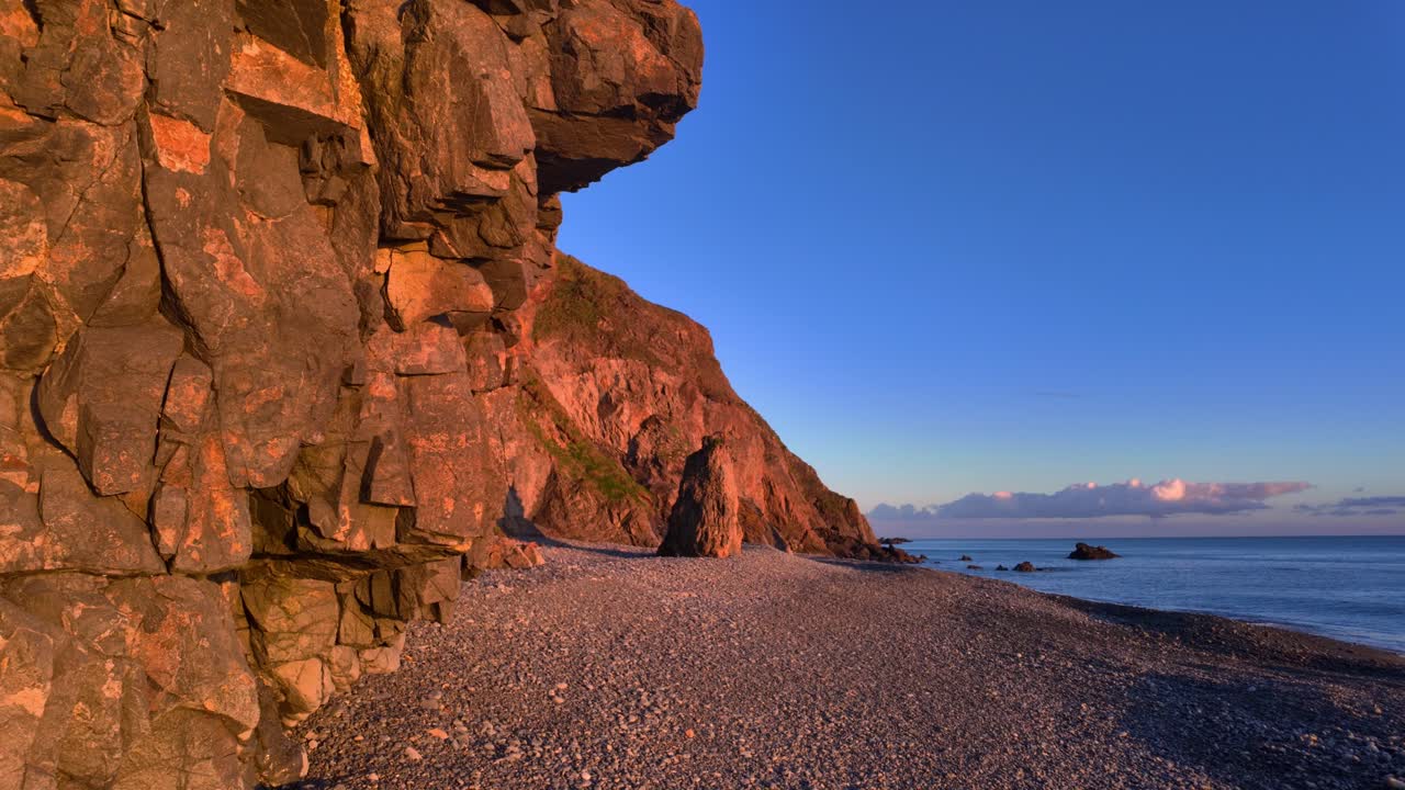 copper coast waterford irlanda hora de oro en la remota playa de guijarros en una luz impresionante