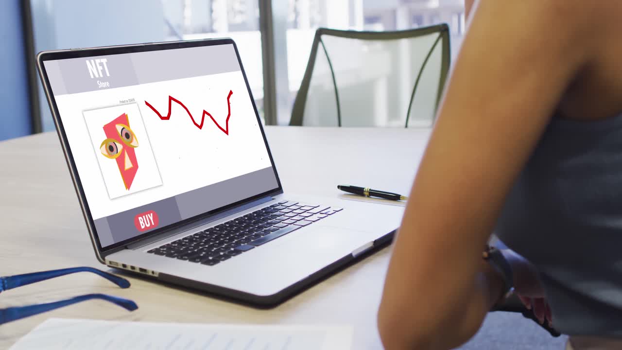 video de una mujer afroamericana trabajando en una computadora portátil con nft en la pantalla