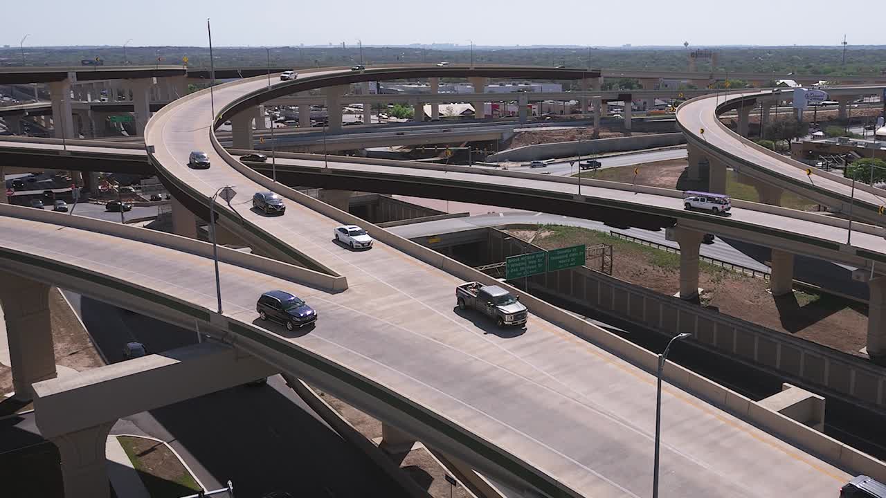 Di kota San Antonio, Jalan Raya 281 dan Lingkar 1604 bertemu di sisi Utara kota dan membentuk persimpangan yang populer. Kedua jalan raya Texas ini adalah gerbang lokal menuju wilayah perbukitan dan sekitarnya.