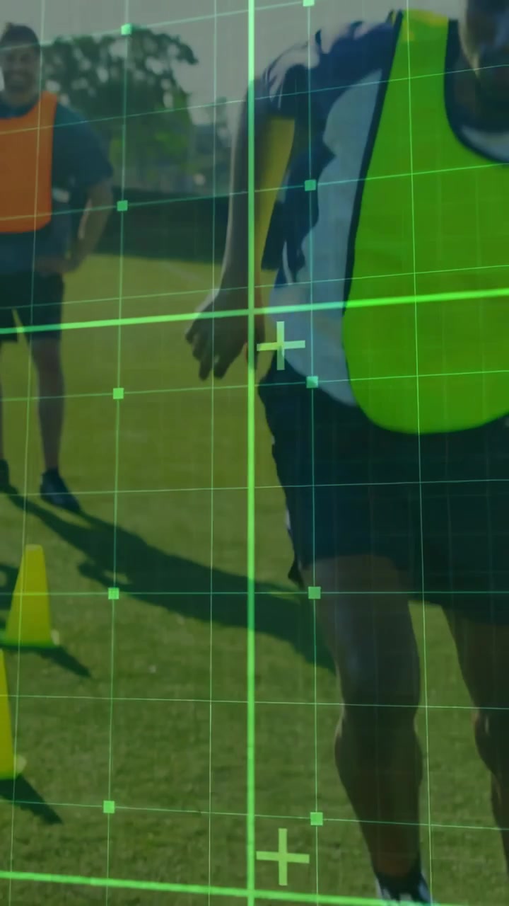Video verticale: Squadra che esegue esercizi con i coni sul campo dopo il fischio, con una griglia verde che evidenzia le pettorine per attività sportive.