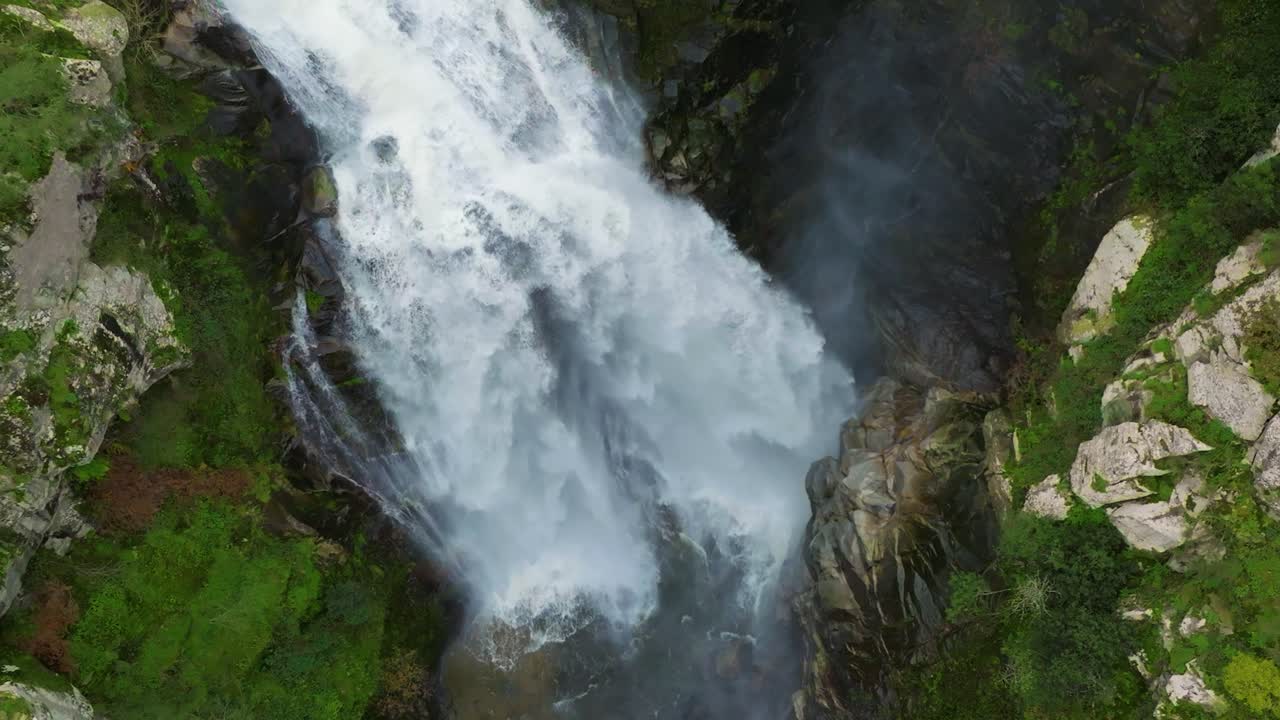 vista aérea de un poderoso arroyo que salpica en un valle escarpado en fervenza do toxa, pontevedra, españa