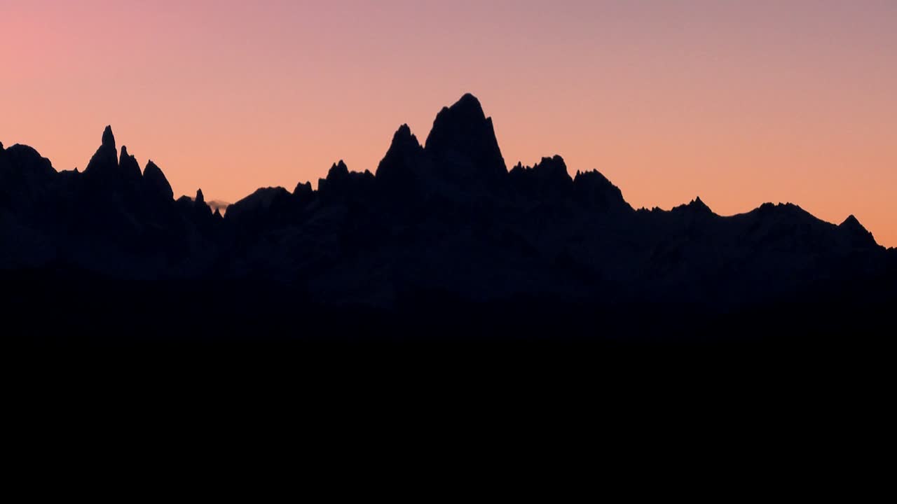 la notable cordillera de fitzroy en la patagonia argentina silueteada al atardecer