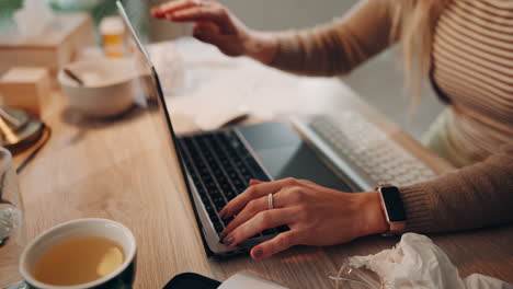 mujer trabajando en su escritorio mientras está enferma