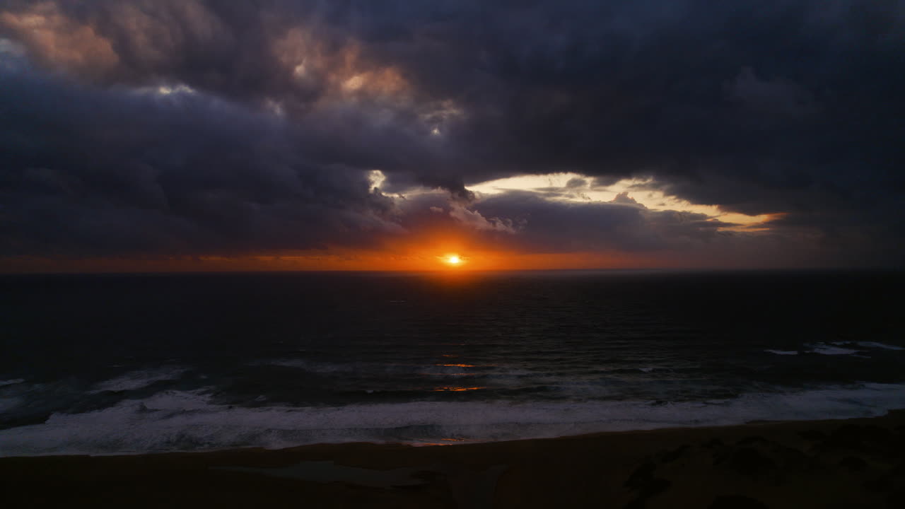 Sonnenuntergang nach einem Sturm über dem Meer in Piscinas, Sardinien