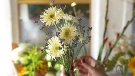 creando un hermoso ramo de flores