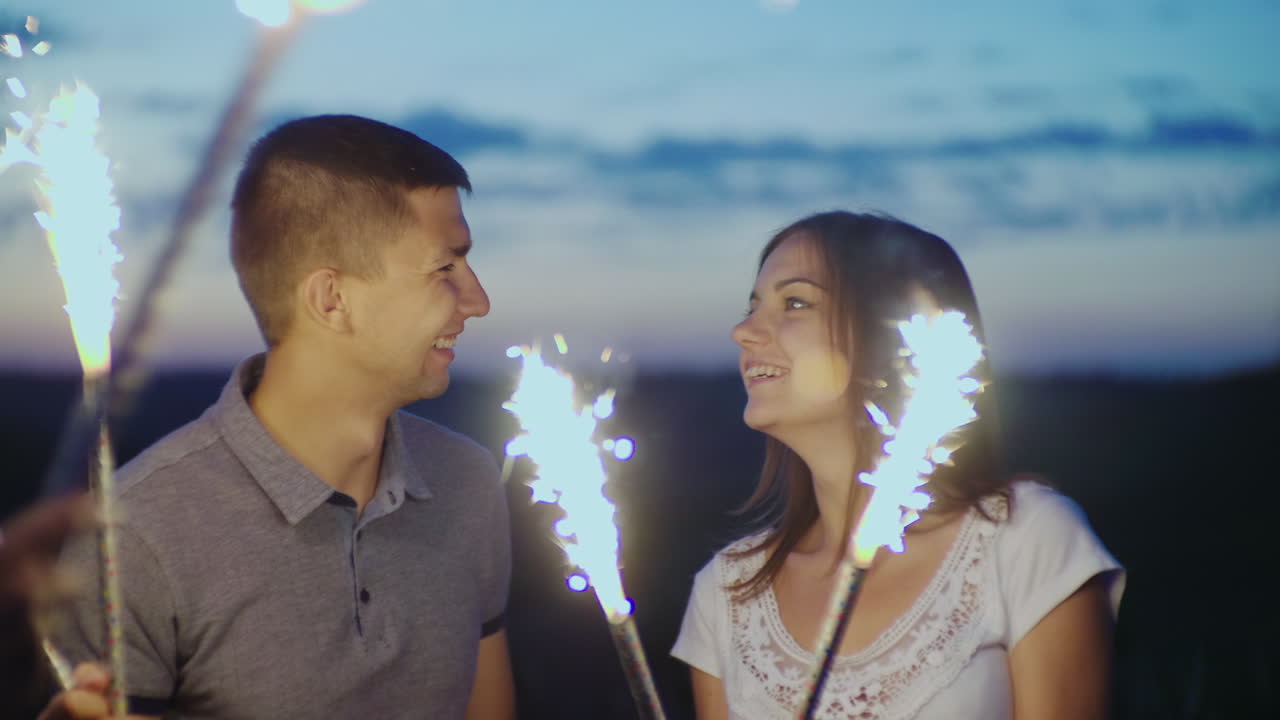 불꽃놀이와 벵골 조명 슬로우 모션 10비트 비디오를 가지고 노는 파티에서 즐거운 시간을 보내는 젊은이들