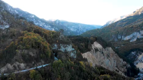 Vista-Aérea-Del-Cañón-De-Tara-En-La-Temporada-De-Otoño-Cuando-Se-Pone-El-Sol-Durante-El-Valle