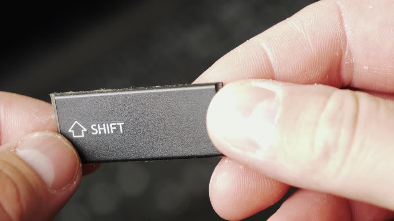 reparación de una computadora portátil vieja, el técnico quitó la tecla de cambio