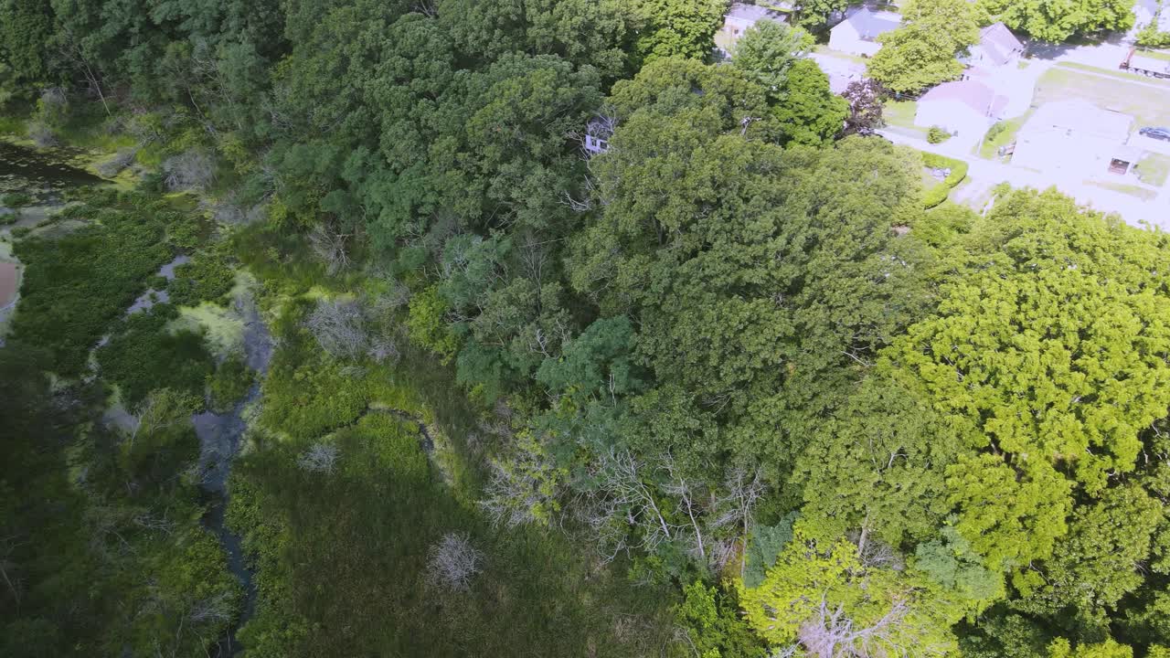 movimiento panorámico sobre la laguna ruddiman en muskegon, mi